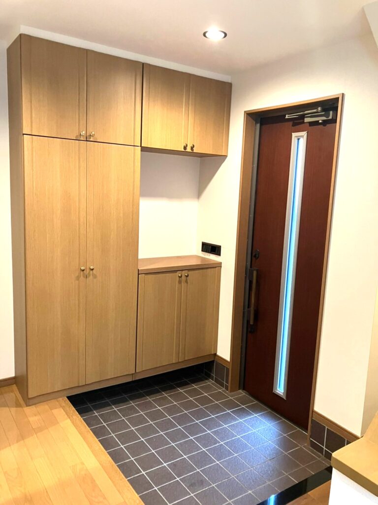 広々とした玄関には、大きな収納も備え付けられています。
